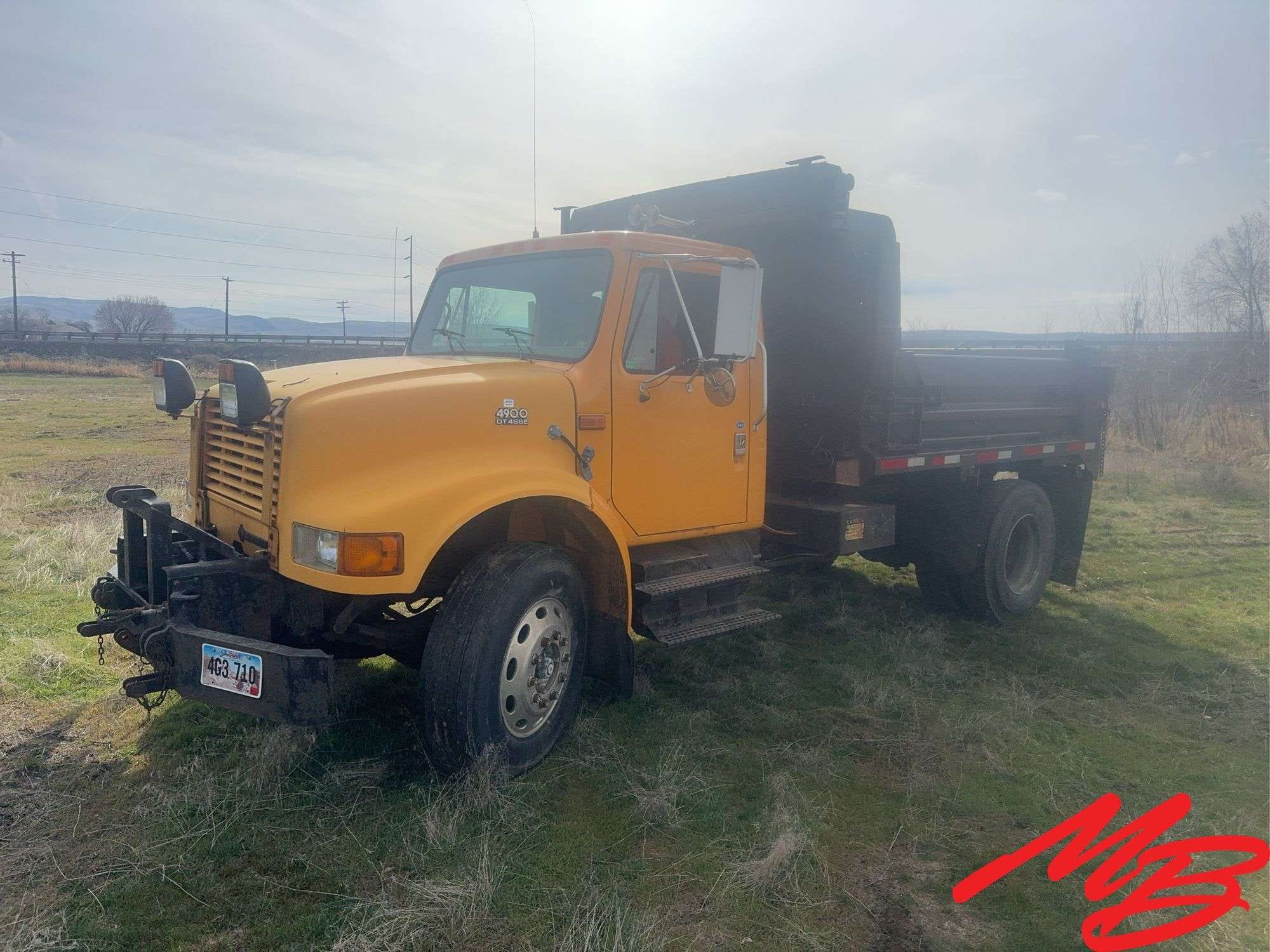 2000 International 4900 DT 466E Equipment Image0