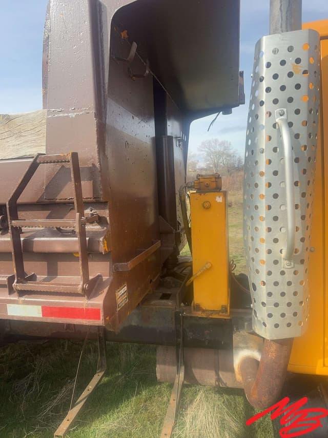 Image of International 4900 DT 466E equipment image 4