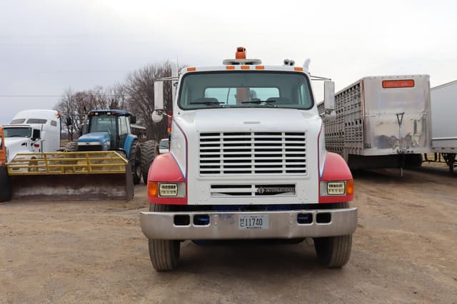 Image of International 8100 equipment image 1