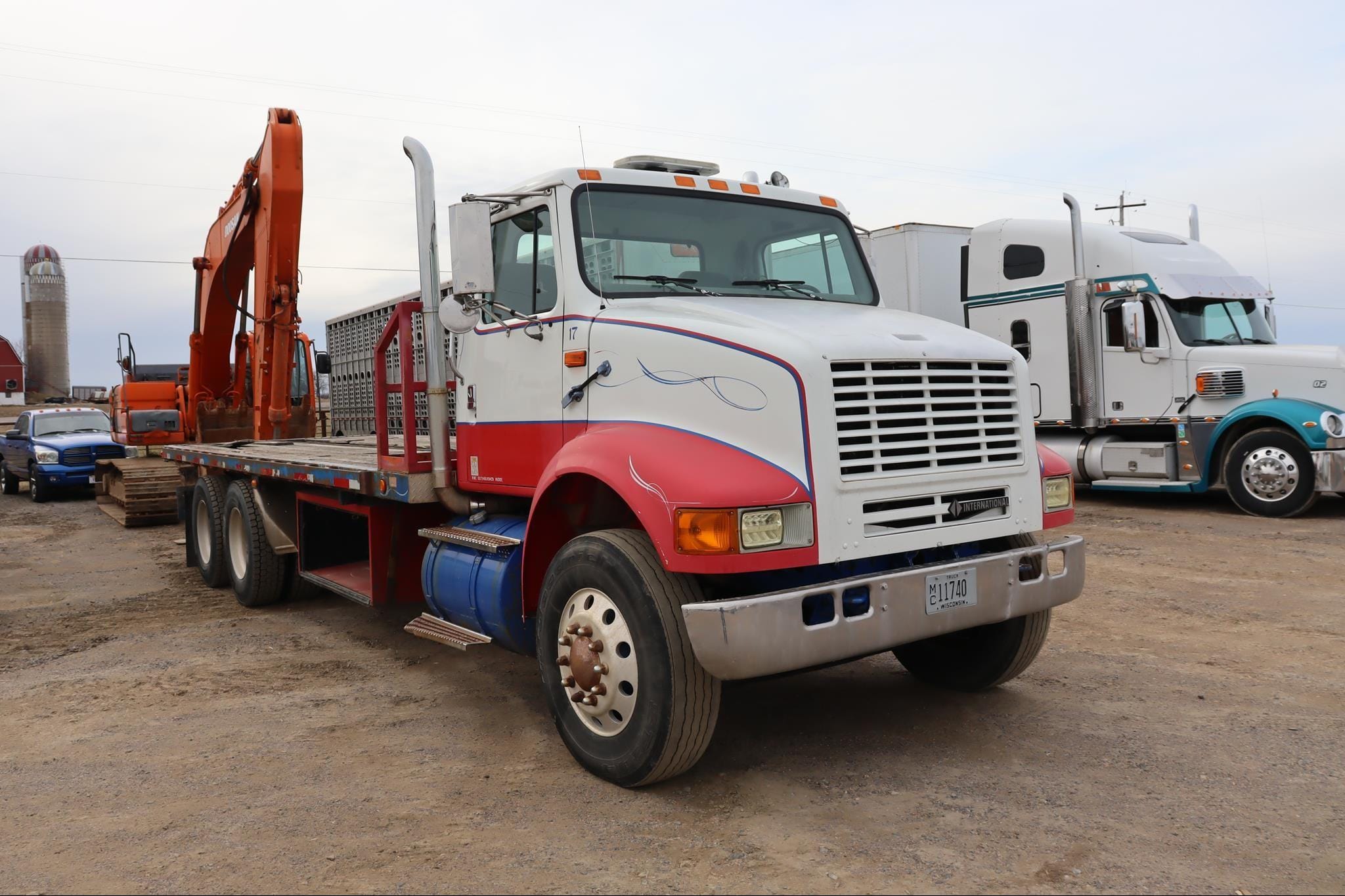 2000 International 8100 Equipment Image0