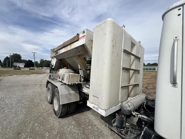 Image of International 8100 equipment image 2