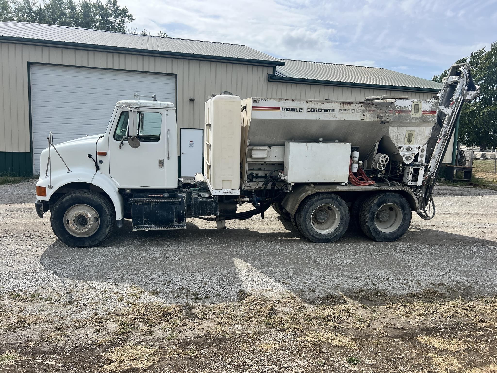 2000 International 8100 Equipment Image0