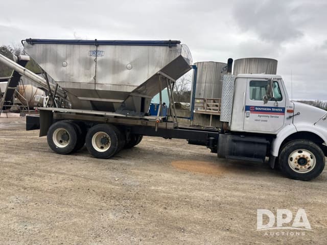 Image of International 8100 equipment image 3