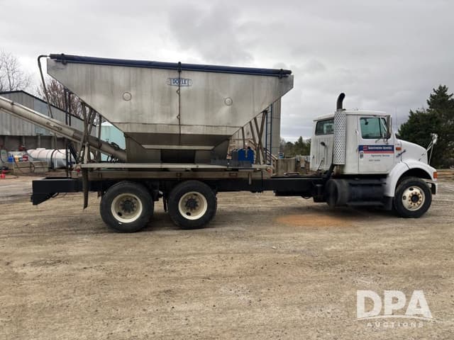 Image of International 8100 equipment image 4