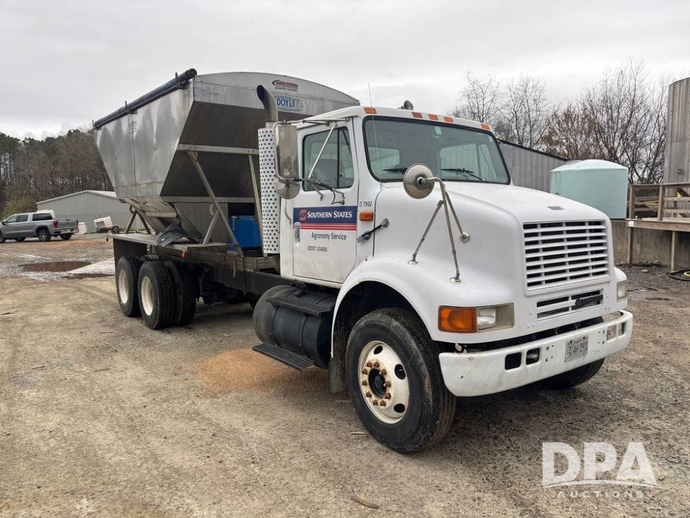 2000 International 8100 Equipment Image0