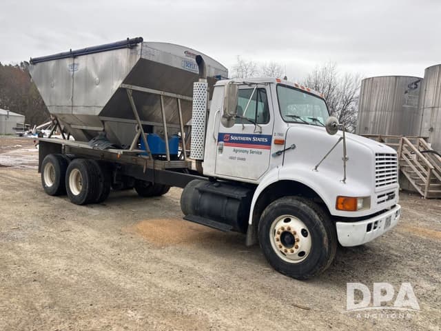 Image of International 8100 equipment image 1