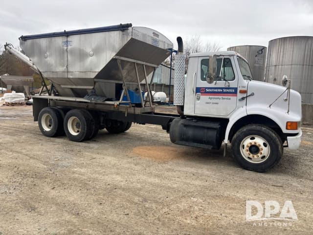 Image of International 8100 equipment image 2