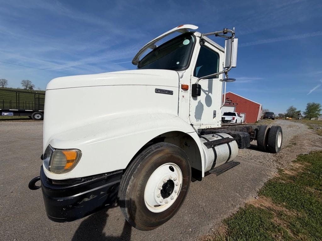 2000 International 9100i Equipment Image0