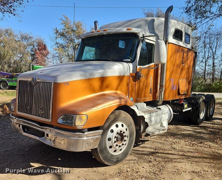 2000 International 9400i Equipment Image0