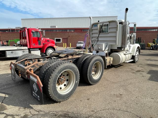 Image of International 9900 equipment image 4