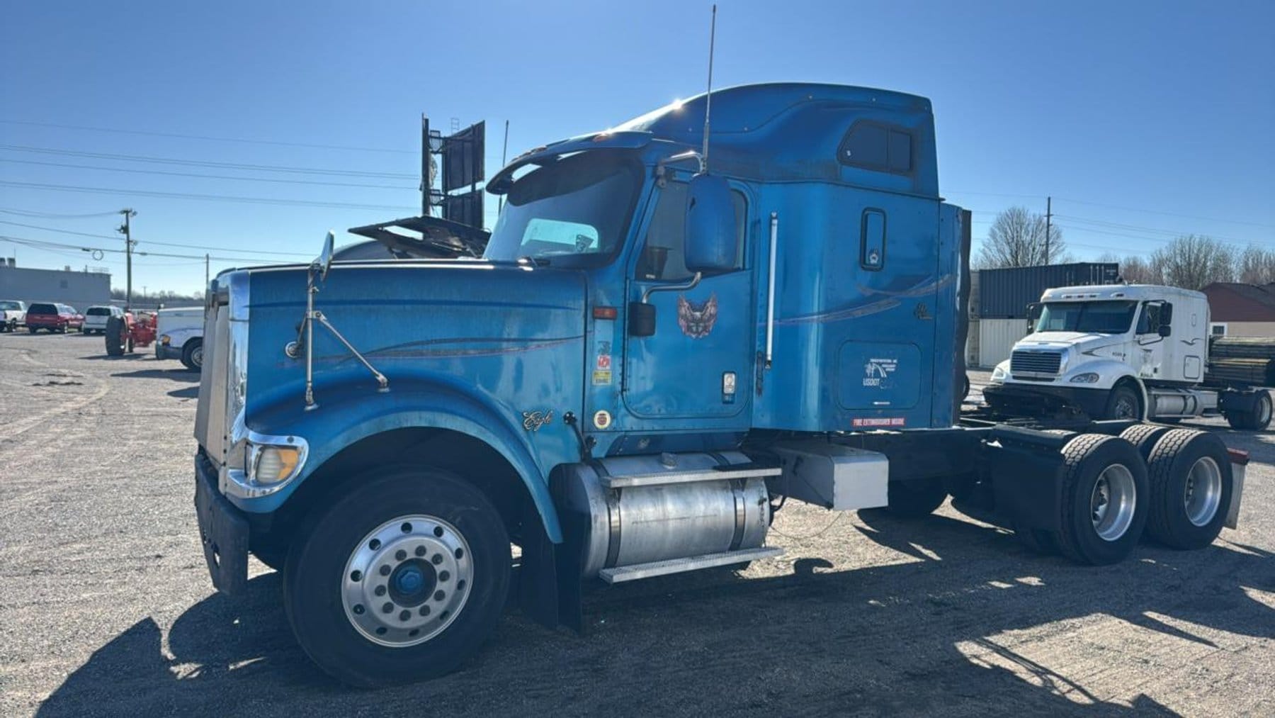 2000 International 9900 Equipment Image0