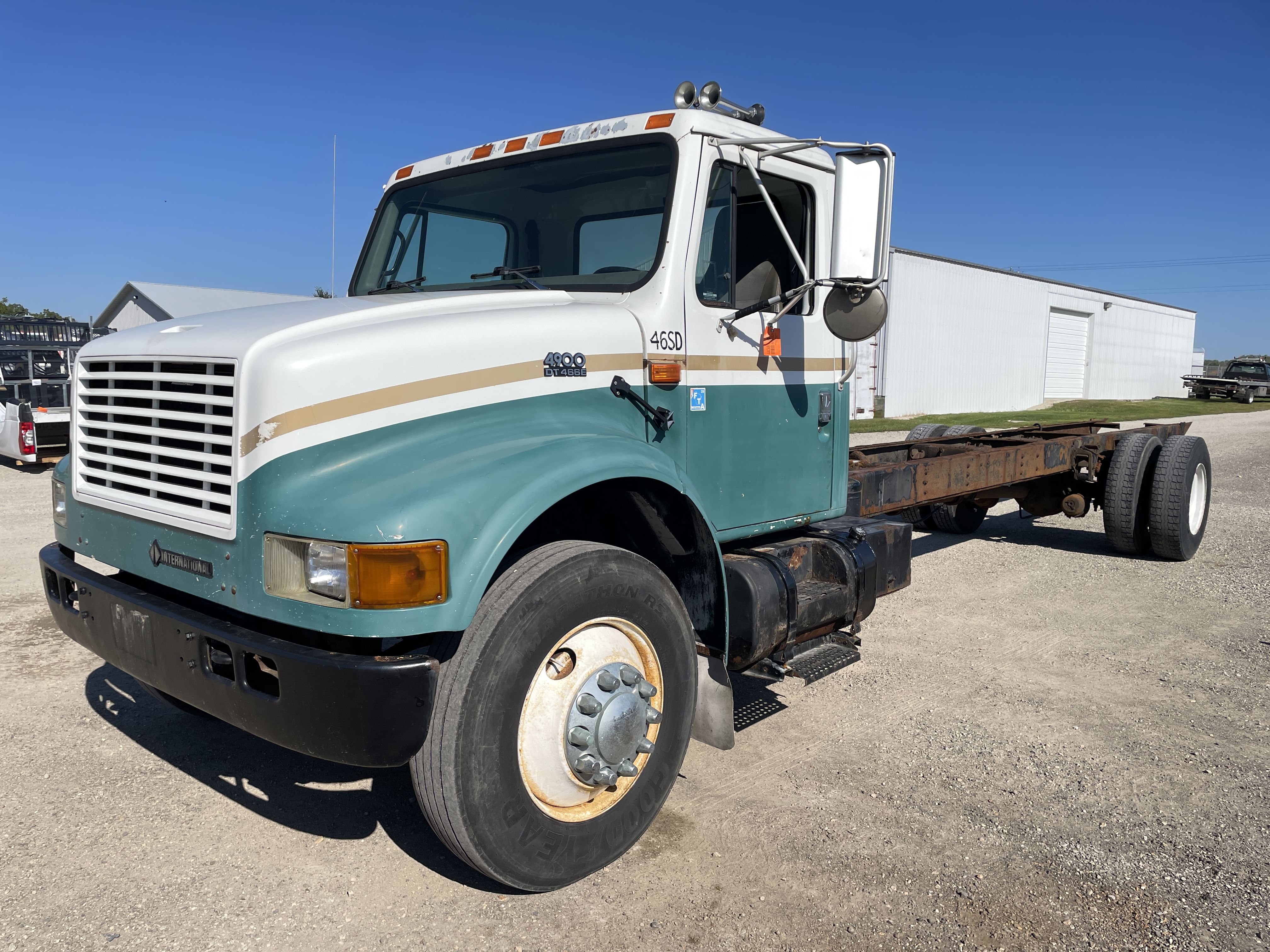 2000 International 4900 Equipment Image0