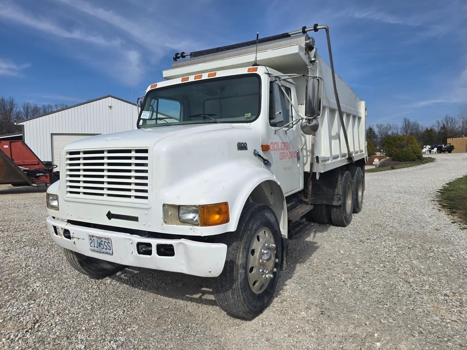 2000 International 4900 Equipment Image0