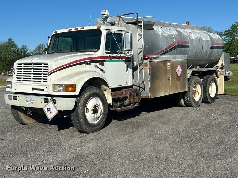 2000 International 4900 Equipment Image0