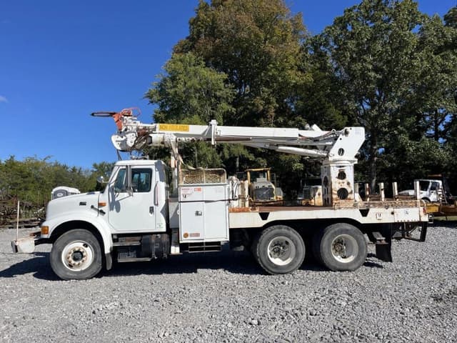 Image of International 4900 equipment image 1