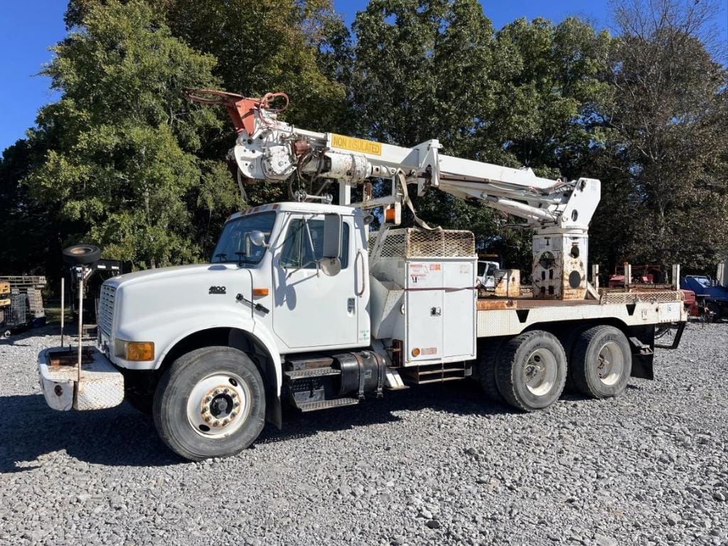 2000 International 4900 Equipment Image0