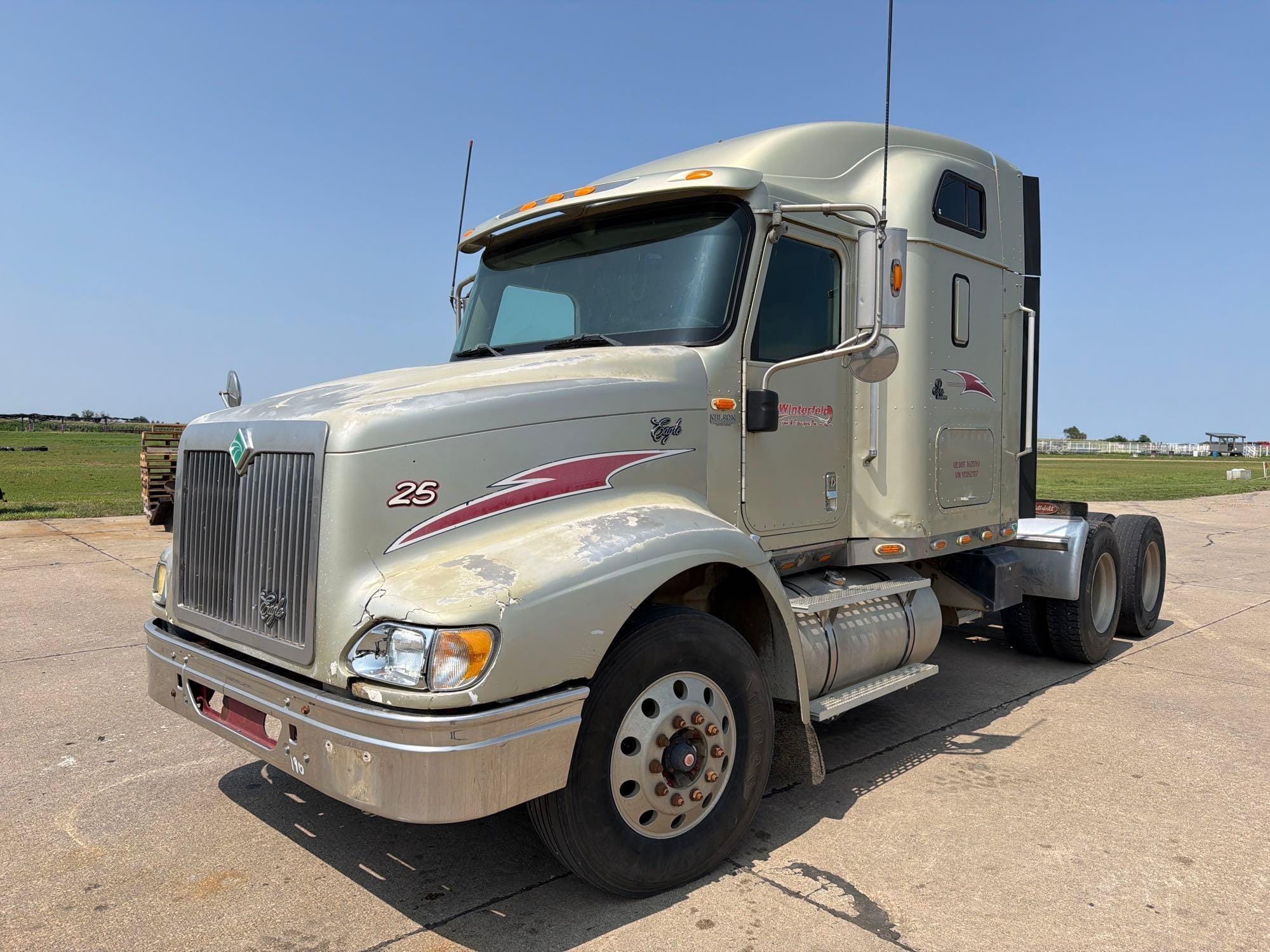 2000 International 9200i Equipment Image0