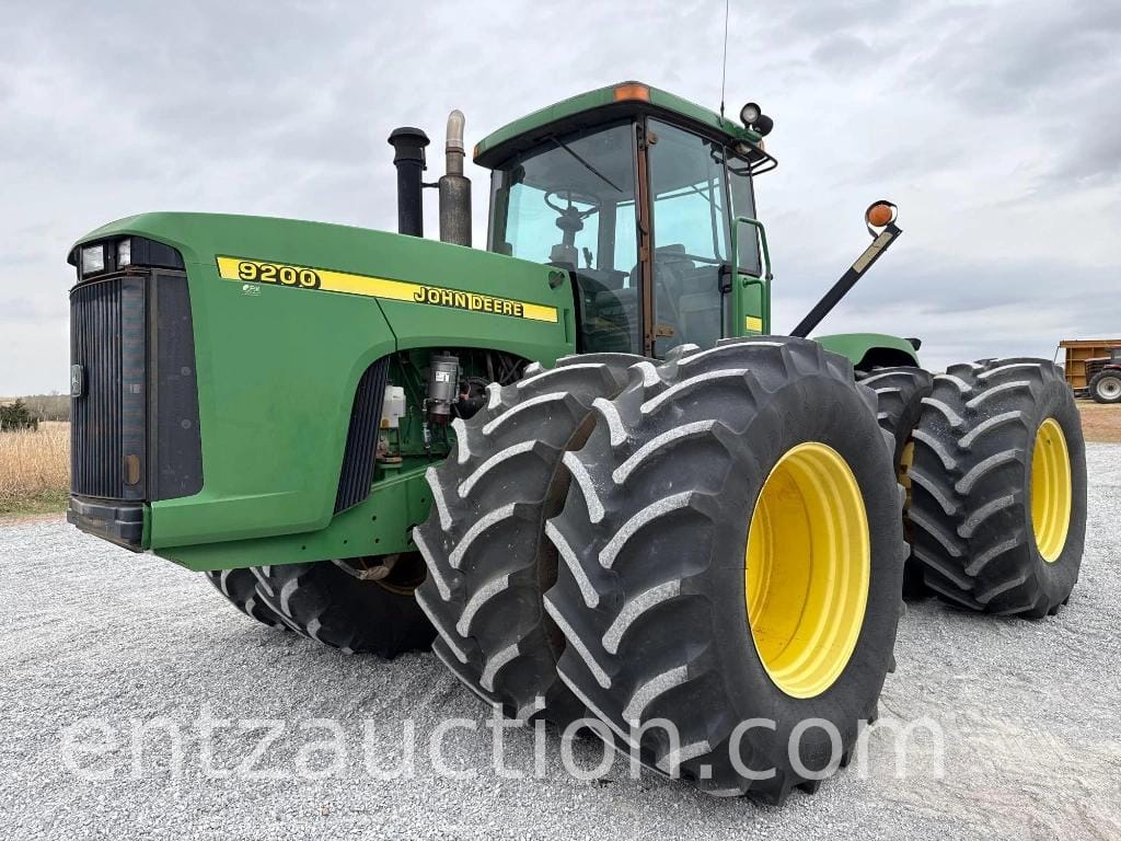 300 - 424 HP Tractors image