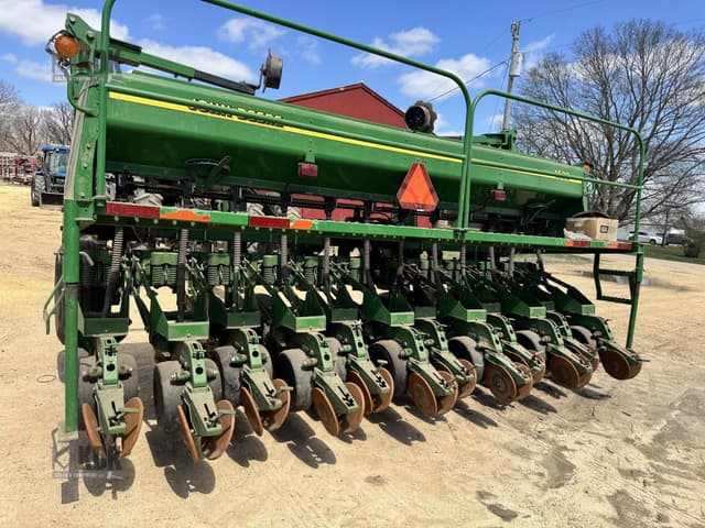 Image of John Deere 1530 equipment image 2