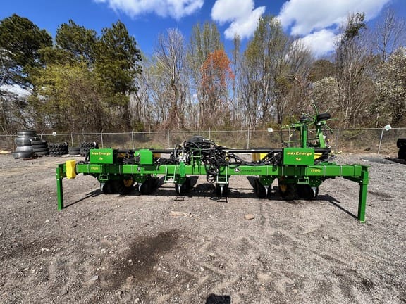 2000 John Deere 1700 Equipment Image0
