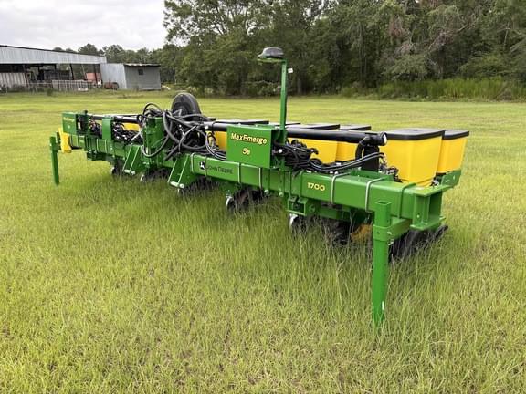 Image of John Deere 1700 equipment image 1