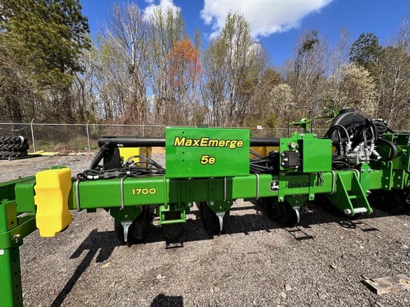 Image of John Deere 1700 equipment image 1
