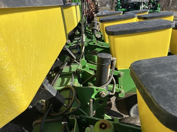 Image of John Deere 1750 equipment image 4