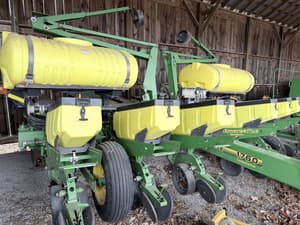 2000 John Deere 1760 Image