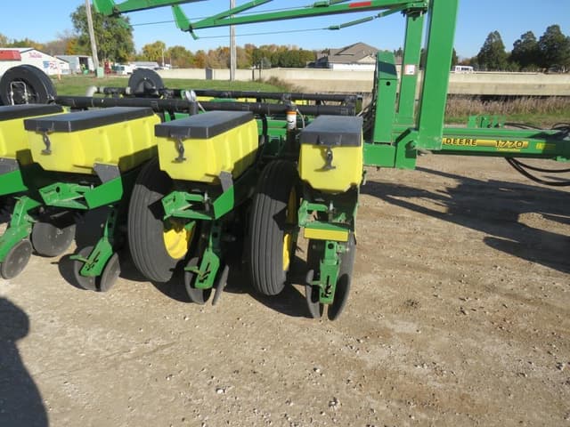 Image of John Deere 1770 equipment image 1