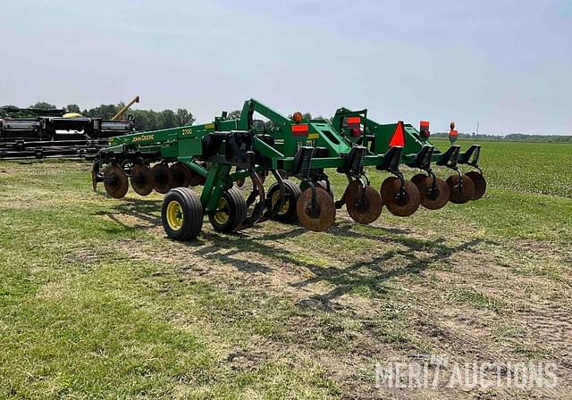 Image of John Deere 2700 equipment image 2