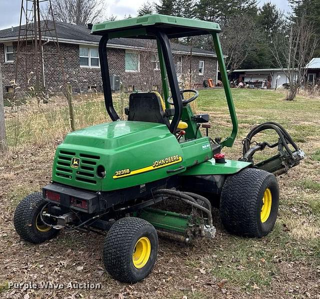 Image of John Deere 3235B equipment image 4