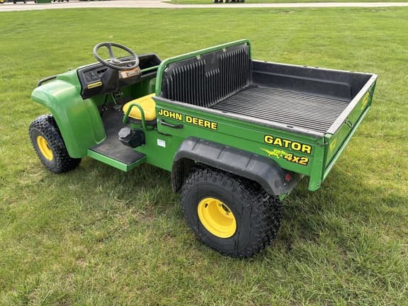 Image of John Deere Gator 4X2 equipment image 2