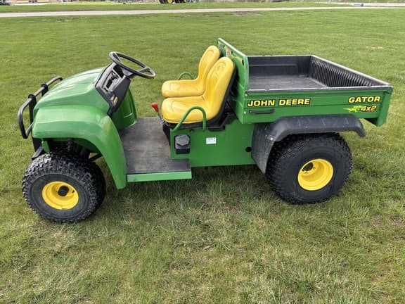 Image of John Deere Gator 4X2 equipment image 1