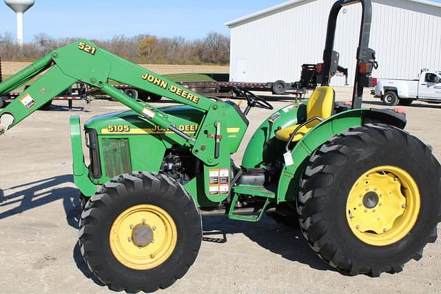 Image of John Deere 5105 equipment image 2