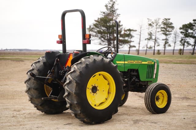 Image of John Deere 5105 equipment image 4