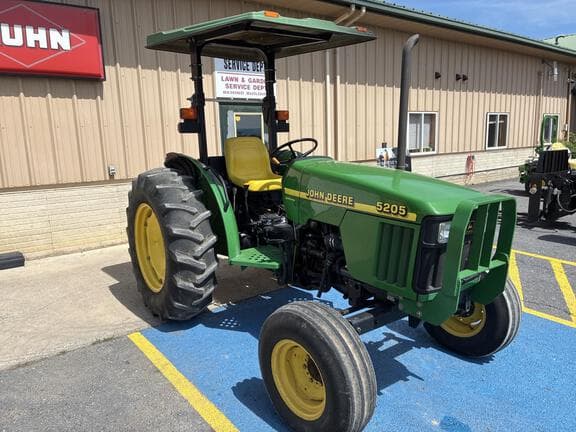 Image of John Deere 5205 equipment image 1