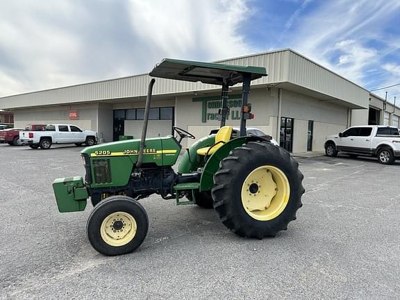 Image of John Deere 5205 equipment image 1