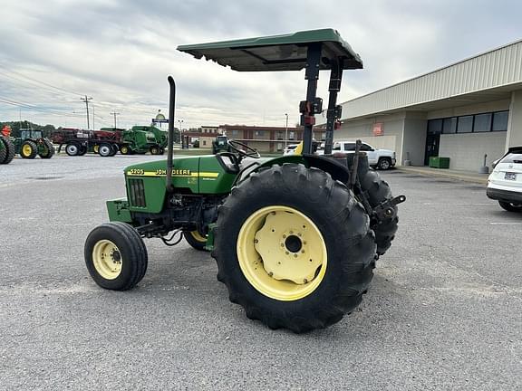 Image of John Deere 5205 equipment image 3