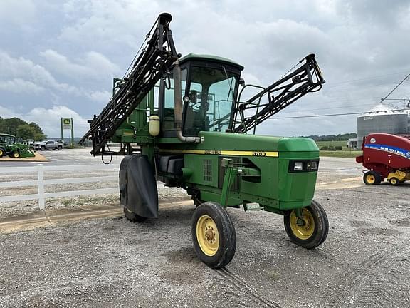 Image of John Deere 6700 equipment image 1