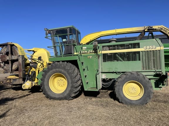 Image of John Deere 6850 equipment image 1