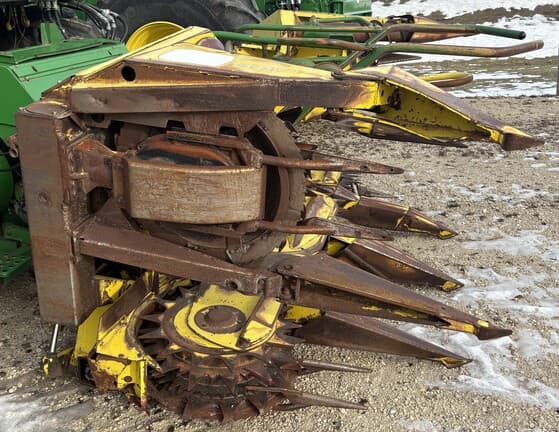 Image of John Deere 686 equipment image 1