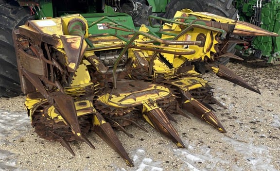 2000 John Deere 686 Equipment Image0