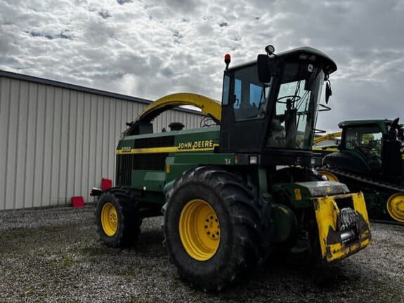 Image of John Deere 6950 equipment image 1