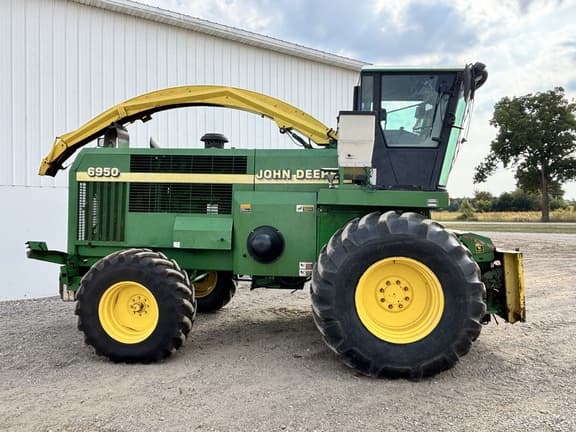 Image of John Deere 6950 equipment image 1
