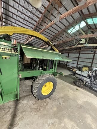 Image of John Deere 6950 equipment image 1