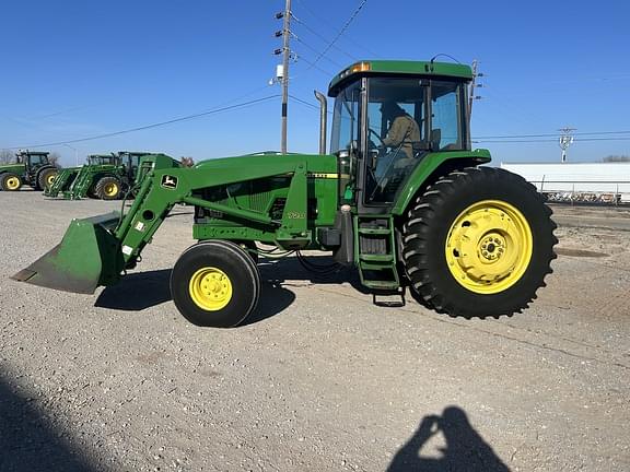 Image of John Deere 7210 equipment image 1