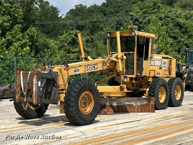 2000 John Deere 770CH Equipment Image0
