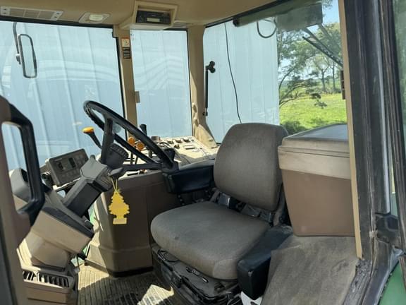 Image of John Deere 7810 equipment image 3
