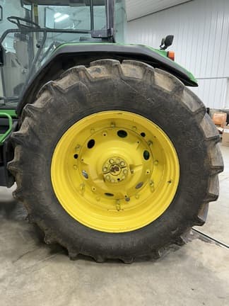 Image of John Deere 8110 equipment image 3