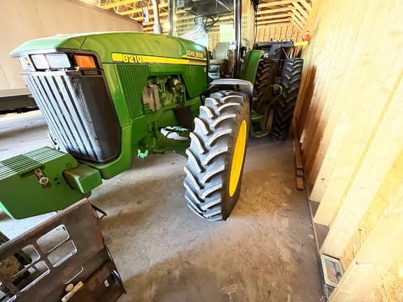 Image of John Deere 8210 equipment image 1